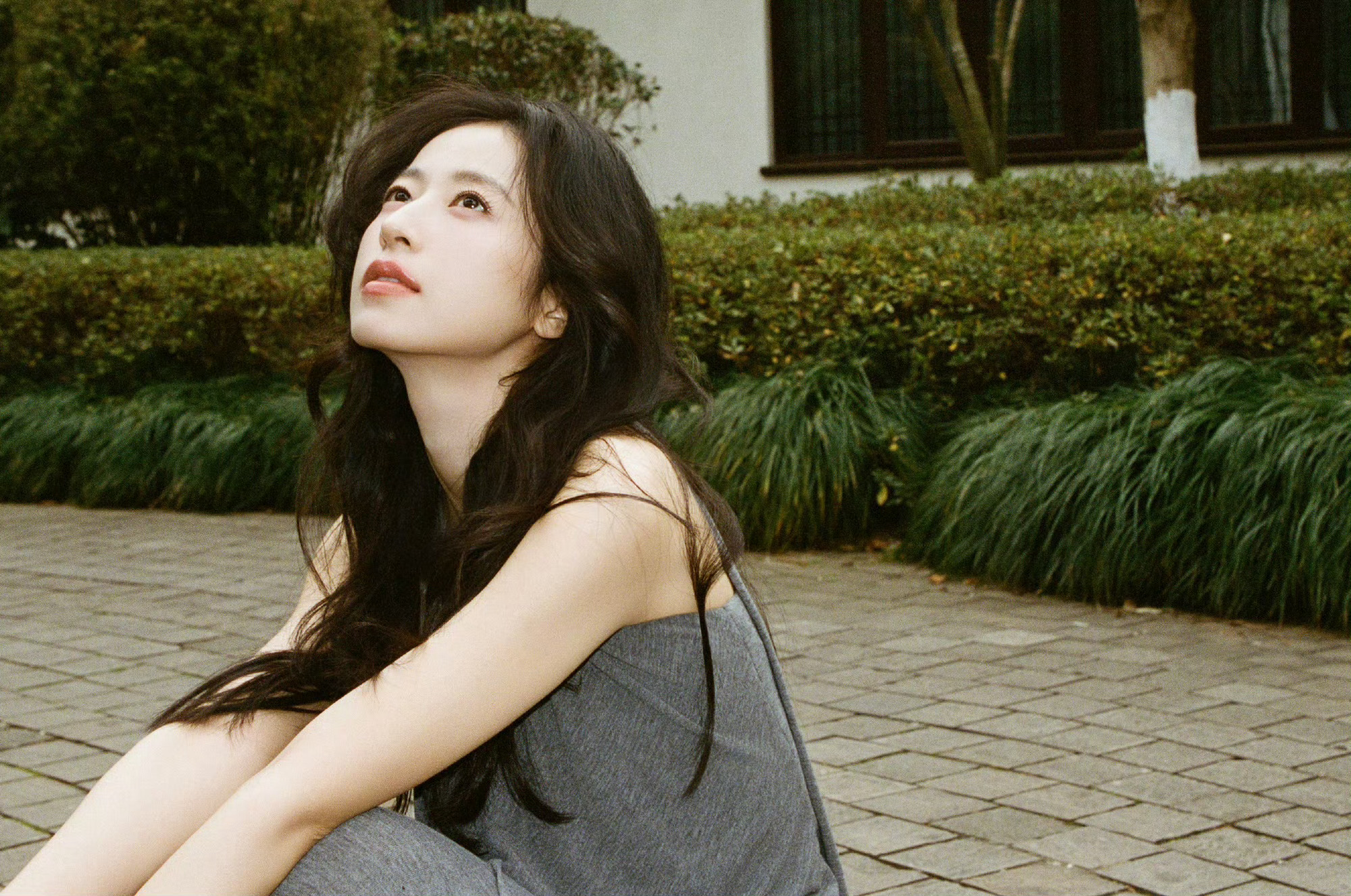 周雨彤这组图好有质感～再接再厉！微博之夜好好搞！！ 