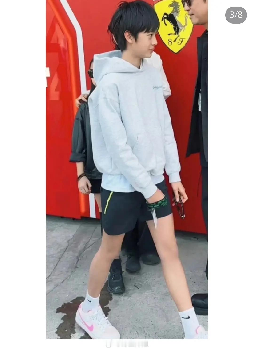 孙俪邓超的儿子等等好像开始抽条了，男版孙俪堂堂来袭非常端庄、正气的小伙子🥰 ​