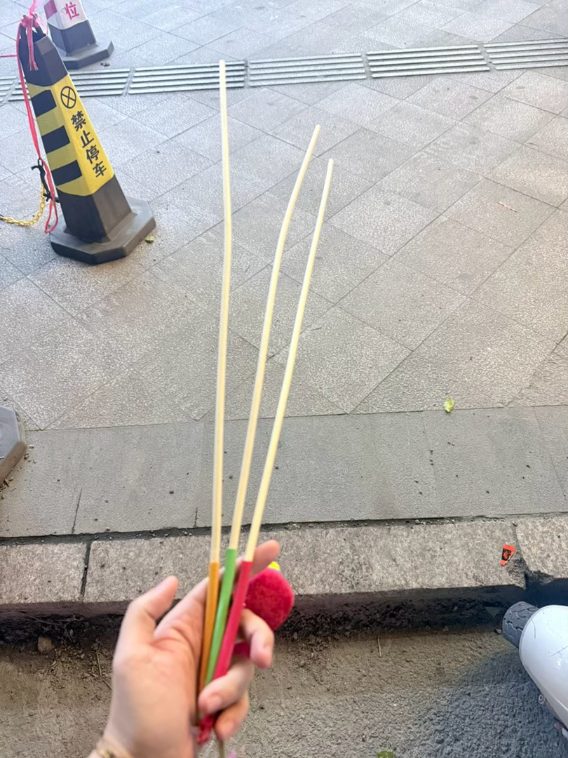 许拧紧刚刚把他的零食喂给我 我说哇你好大方哦 然后许嘟嘟跑过来说妈妈我也大方 一