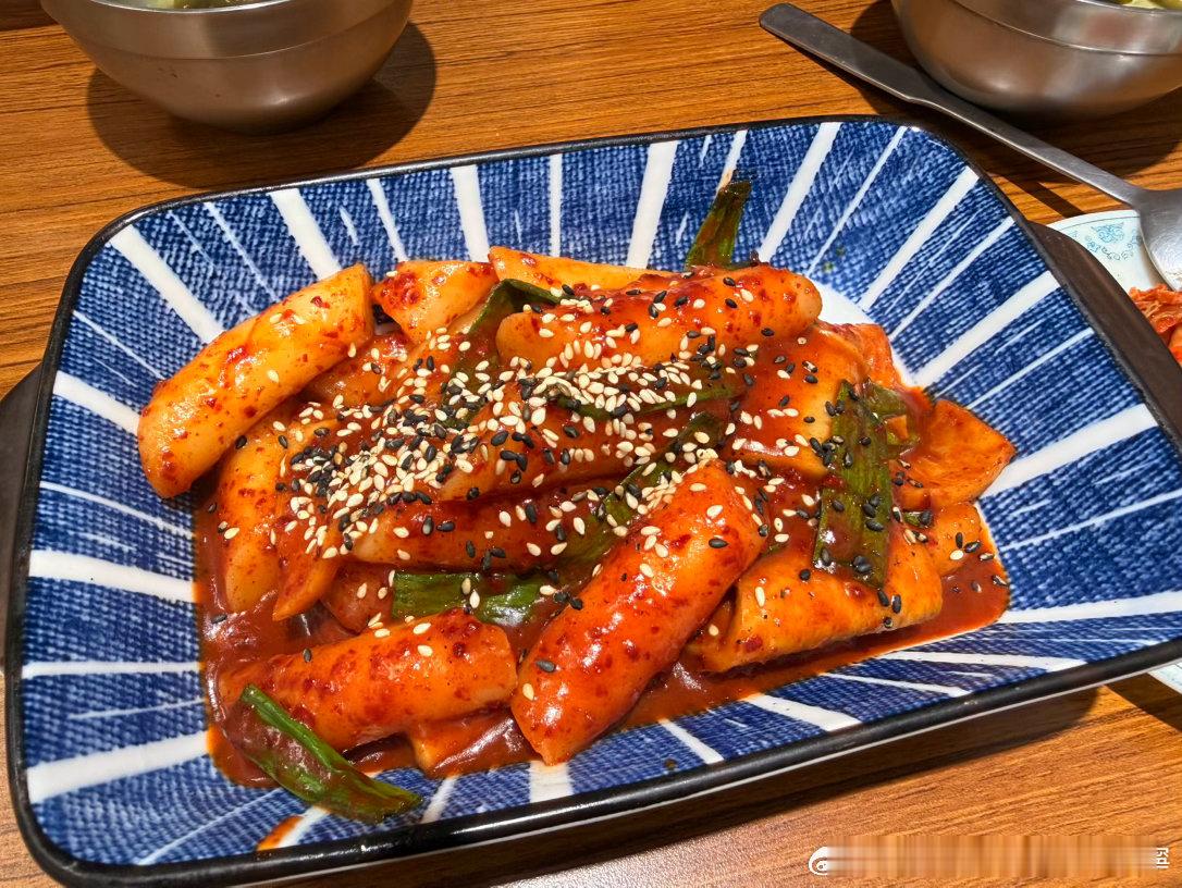 山上的那間韓式料理 久久帶媽媽及女兒來品嚐 也是很不錯的[哈哈]還有辣炒年糕及麻