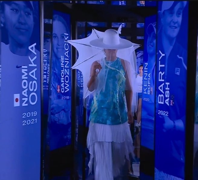 大坂直美这身造型，是由由时装设计师 Robert Wun 联手 Nike 打造。