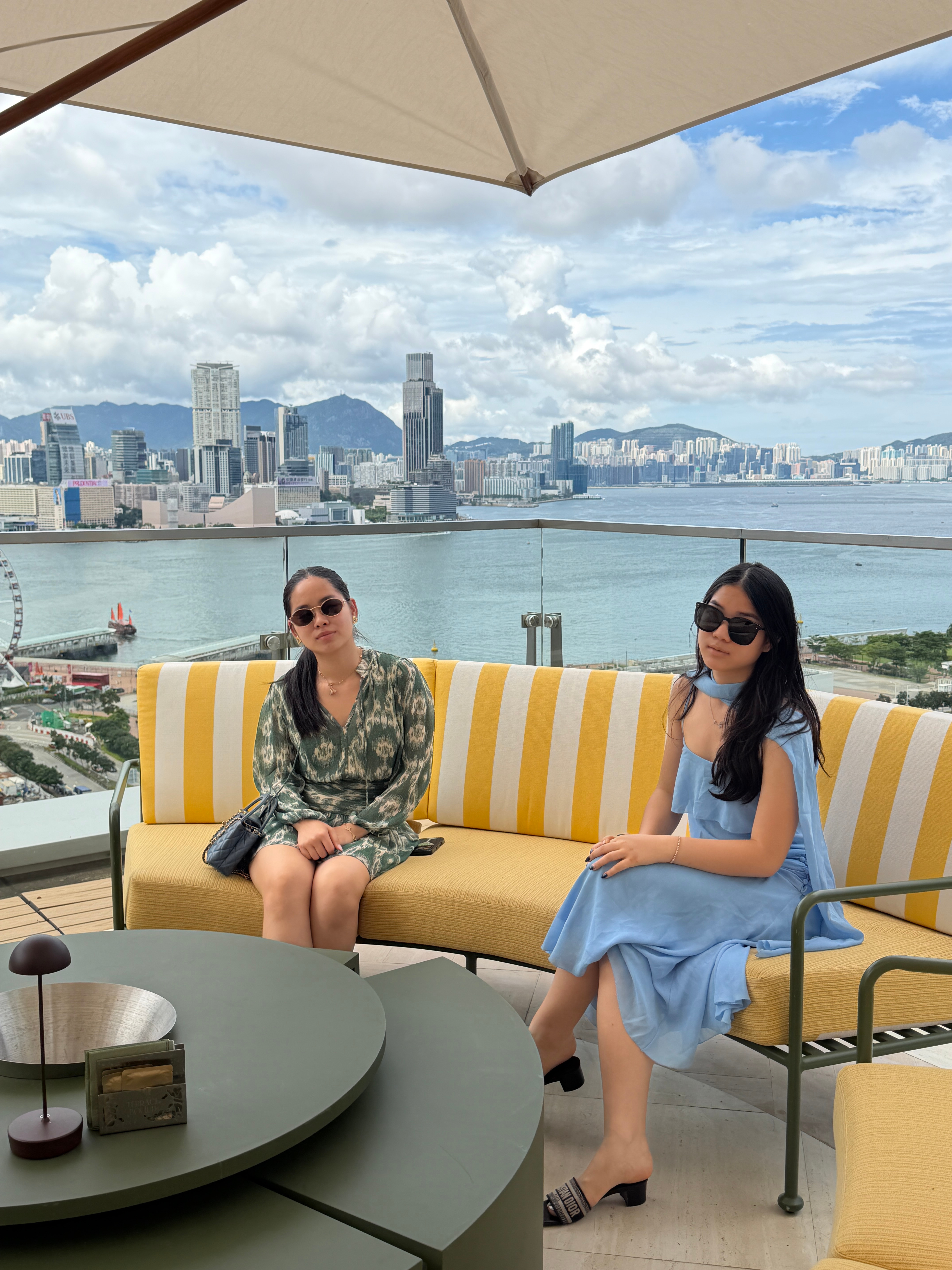 我跟二姐说：你这条裙子不是在奔驰博物馆穿过吗？18岁生日应该穿条新裙子吧。她说生