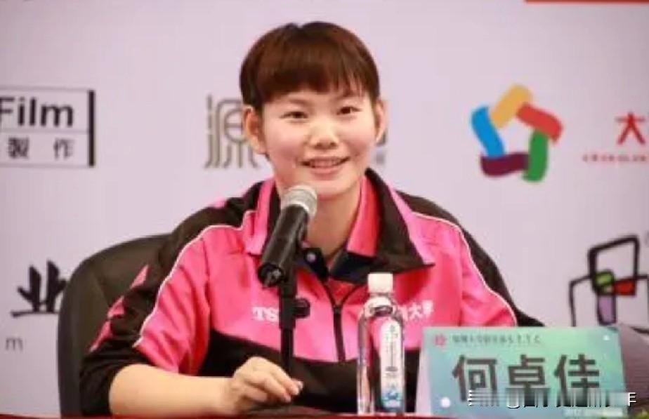 马斯喀特常规挑战赛女单1/4决赛：
  何卓佳VS安娜•赫西。
  第一局何卓佳