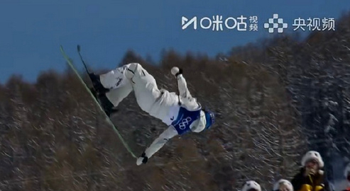 谷爱凌夺金李方慧摘银米兰冬奥会自由式滑雪女子U型场地决赛，中国选手谷爱凌夺金，收