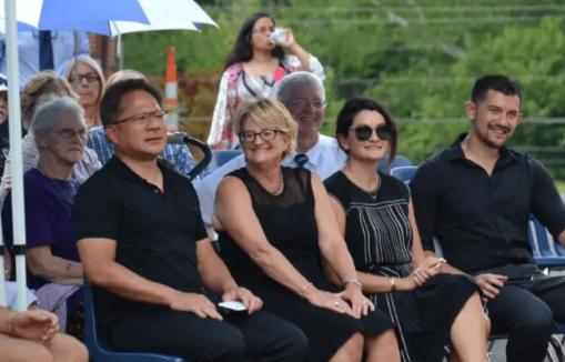 怪不得有这么一种说法，说华人如果和白人结婚，不出三代，基本就看不到华人的模样咯，