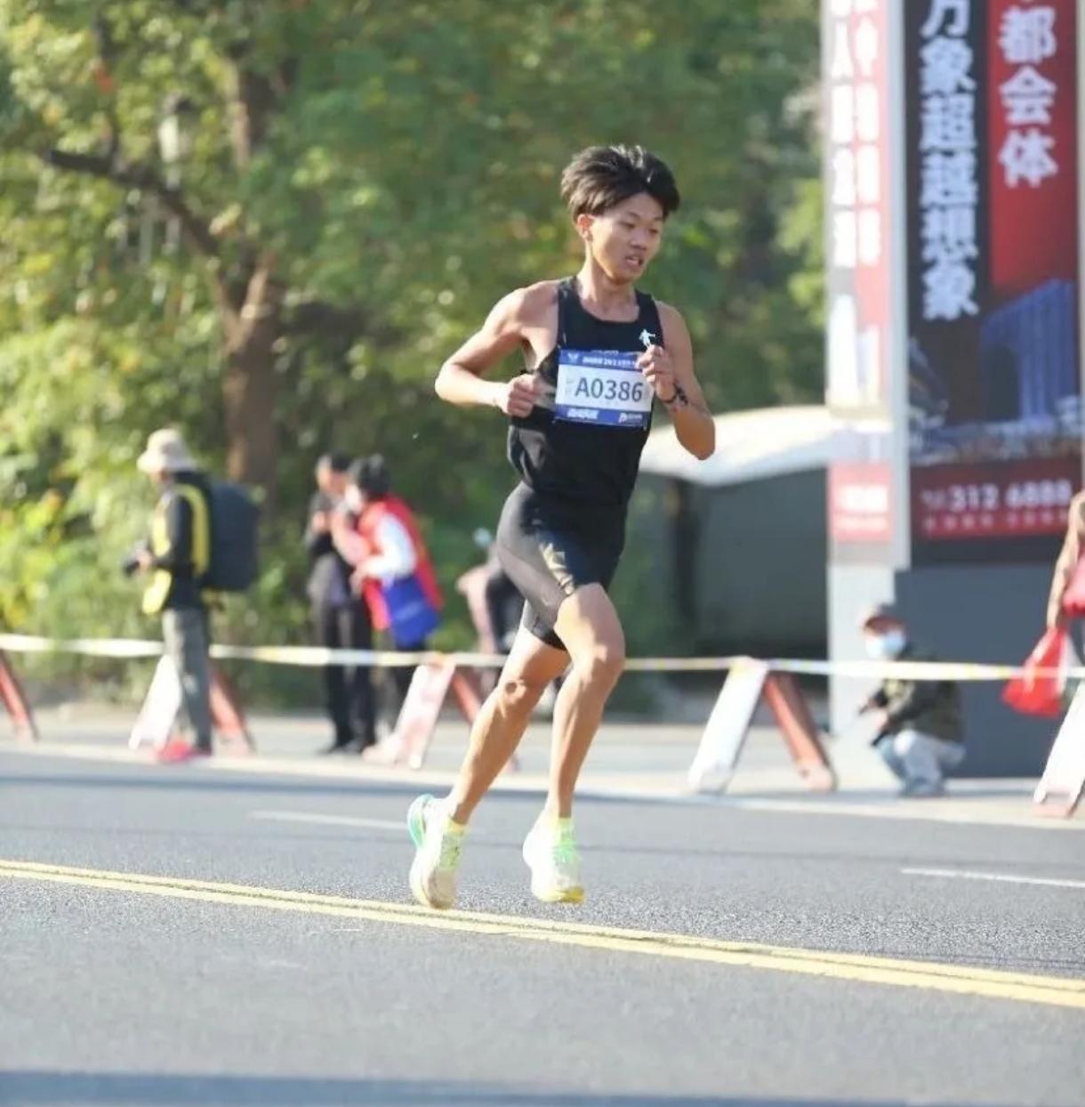 00后长跑一级运动员王梓洋，3000米仅跑出9分09秒，手握多项省赛冠军、全国半