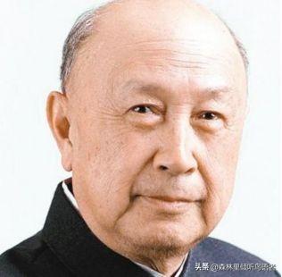 1964年冬夜，钱学森筷子尖悬在鸡肉上方半寸，突然厉喝：“别动！有苦杏仁味！”警