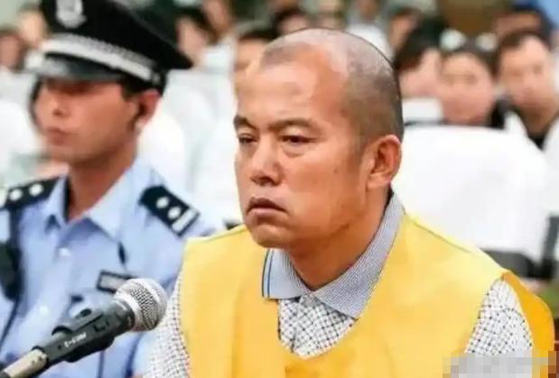 2005年，审判庭里，一个犯人猛地起身冲着审判长嚷：我明明害了4条女人的命，咋你