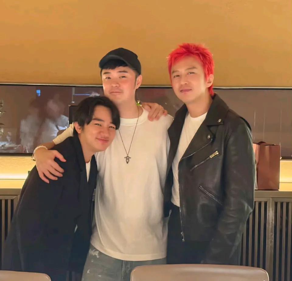 照片中的三位大家都很熟悉吧！左边的王祖蓝，中间的陈赫，右边的邓超都是自带幽默感的