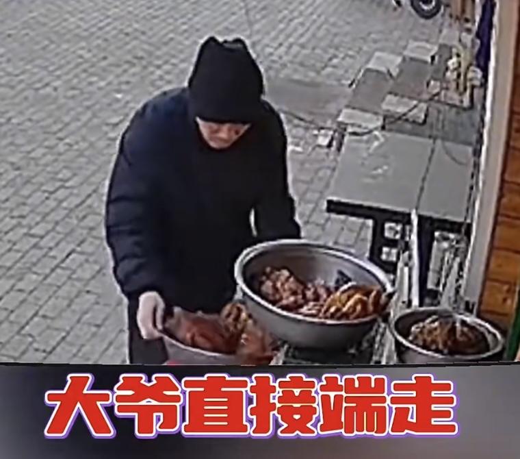 沈阳的火锅店老板张女士把炖好的20斤排骨放在门口放凉，转头就被路过的大爷整盆端走