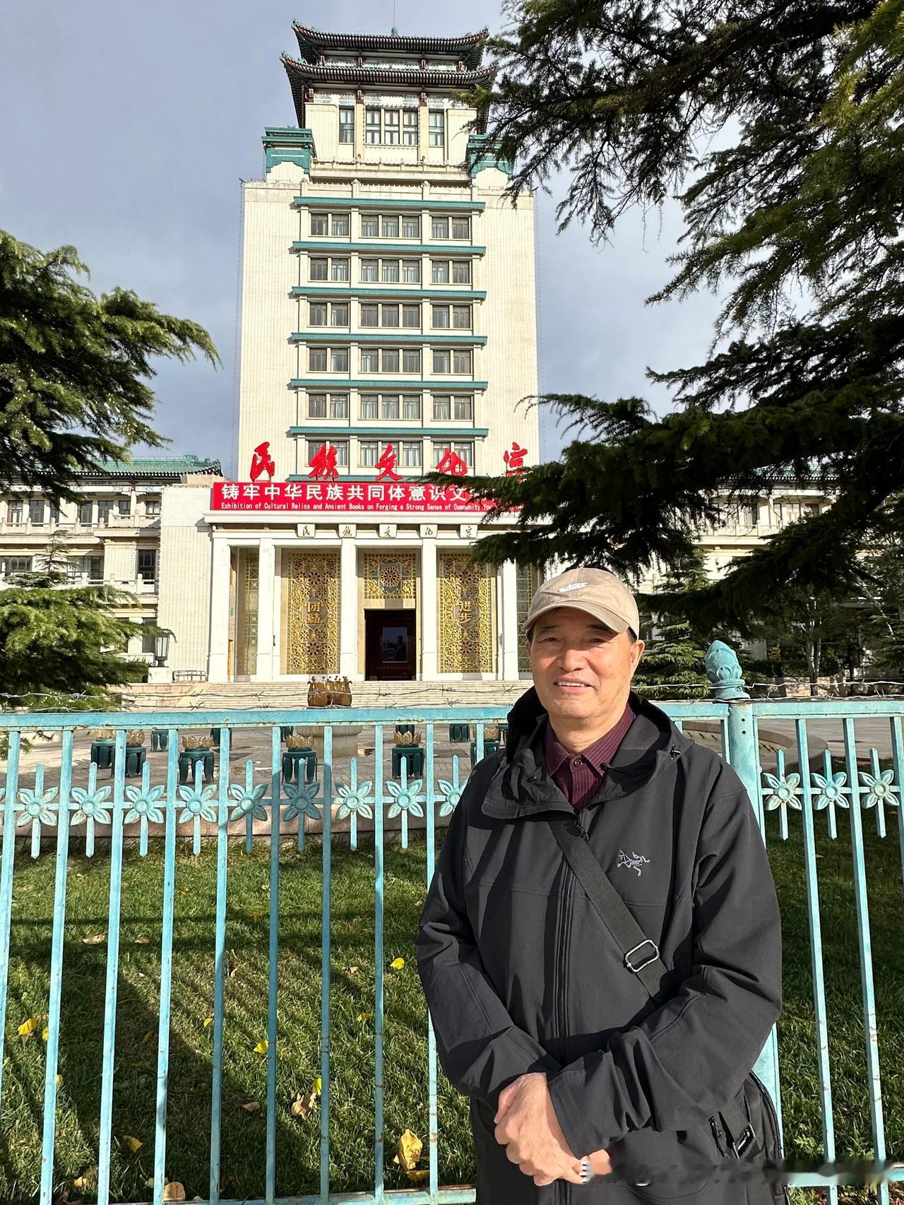 出席在北京民族文化宫举办的大型“丹青传盛世 翰墨颂神州书画作品展”活动
主办单位