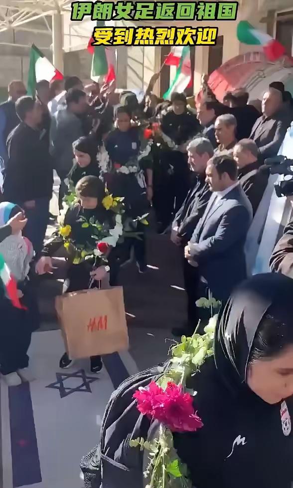 伊朗女足返回祖国受到热烈欢迎。
在澳大利亚拿到了“人道签证”，但经过一番思想斗争
