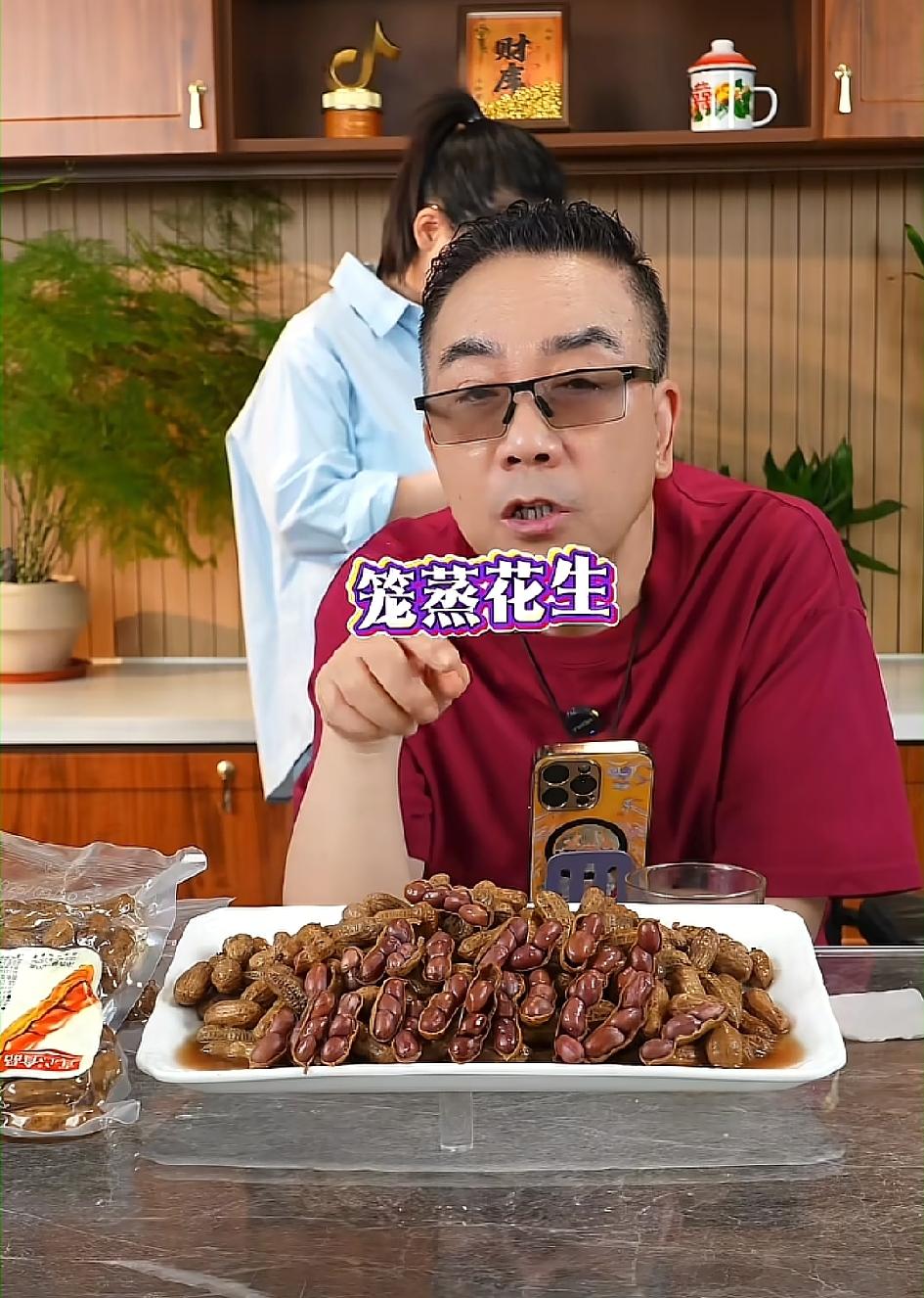 天津相声名人杨议欠别人钱吗？应该不欠。不然的话怎么生活如此潇洒呢？天天直播卖货，