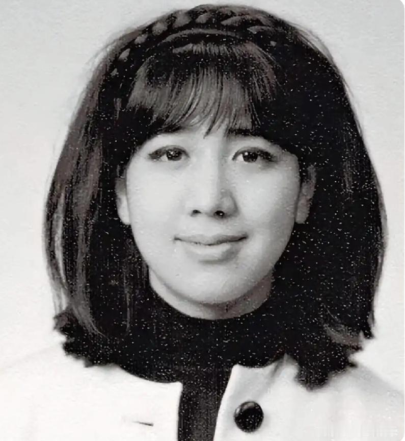 赌王何鸿燊曾夸赞她的长女何超英：“比儿子还能干”。
貌美多才的何超英陪父亲出席各