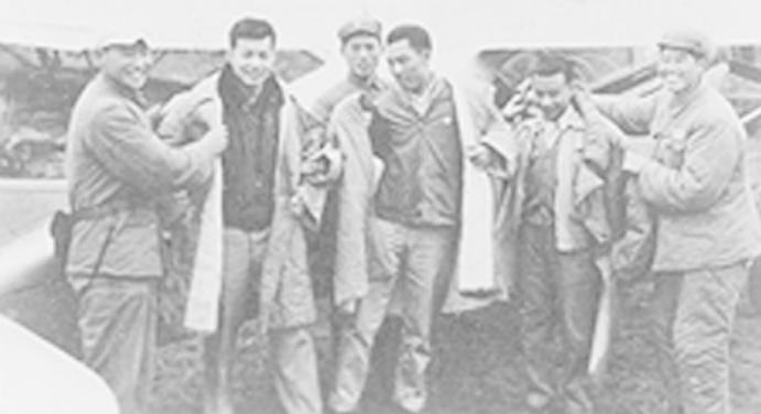 1956年，一名飞行员开着蒋纬国专机在台湾上空转悠了两圈，留下了一句“告诉蒋介石