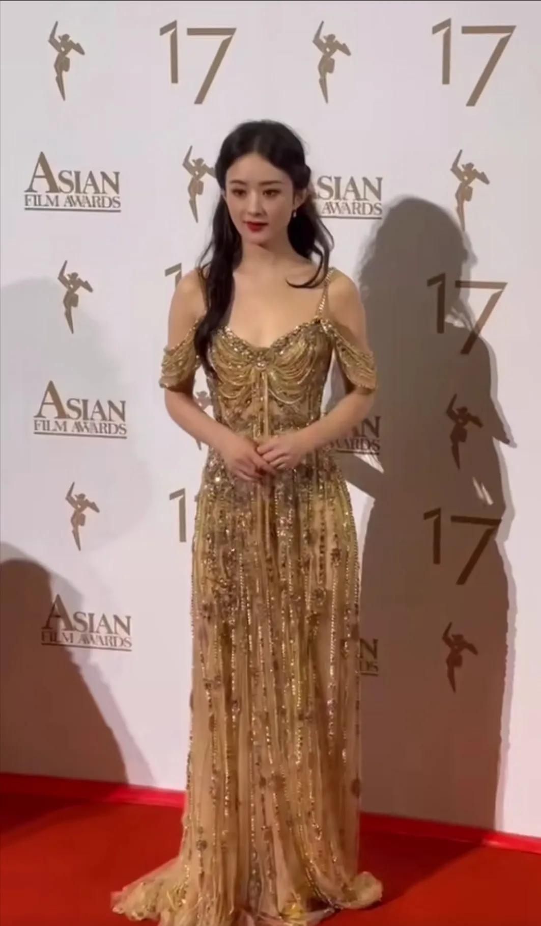 赵丽颖参加亚洲电影大奖，她一笑还是以前那个颖宝！ 温婉贤淑，落落大方，多美啊！这