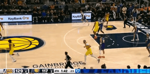 詹姆斯全场唯一失误：托平从詹姆斯手里生断，完成暴扣得分。这个时间段，一分半，领先