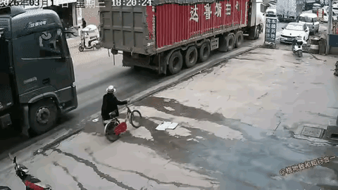 大车没有则任，因为老头横着走时，大车驾驶证员的视觉正处于视觉盲区。老头负全则！[