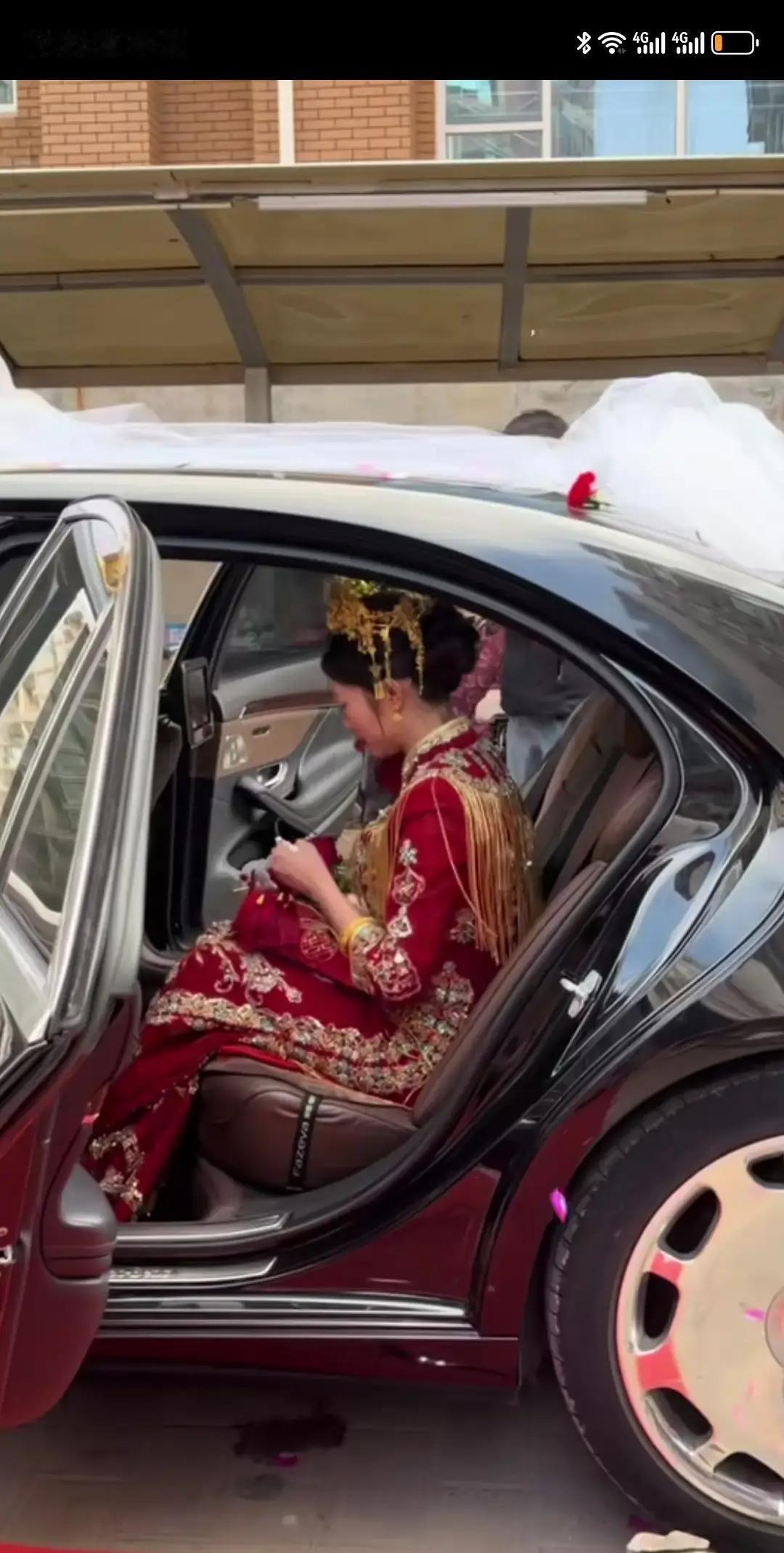 解梁静出嫁这事，网上传得挺热闹。

3月底开始，几张模糊照片配上大金镯子凤冠，说