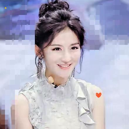 一觉醒来刷到谢娜再当央视主持人，好多人说“忍不了”，其实我倒觉得挺意外的！

大