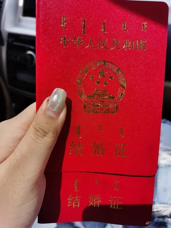 我一个男同事昨天离婚了，结果这男的跟开屏的孔雀一样，连发了三条朋友圈。
第1条：