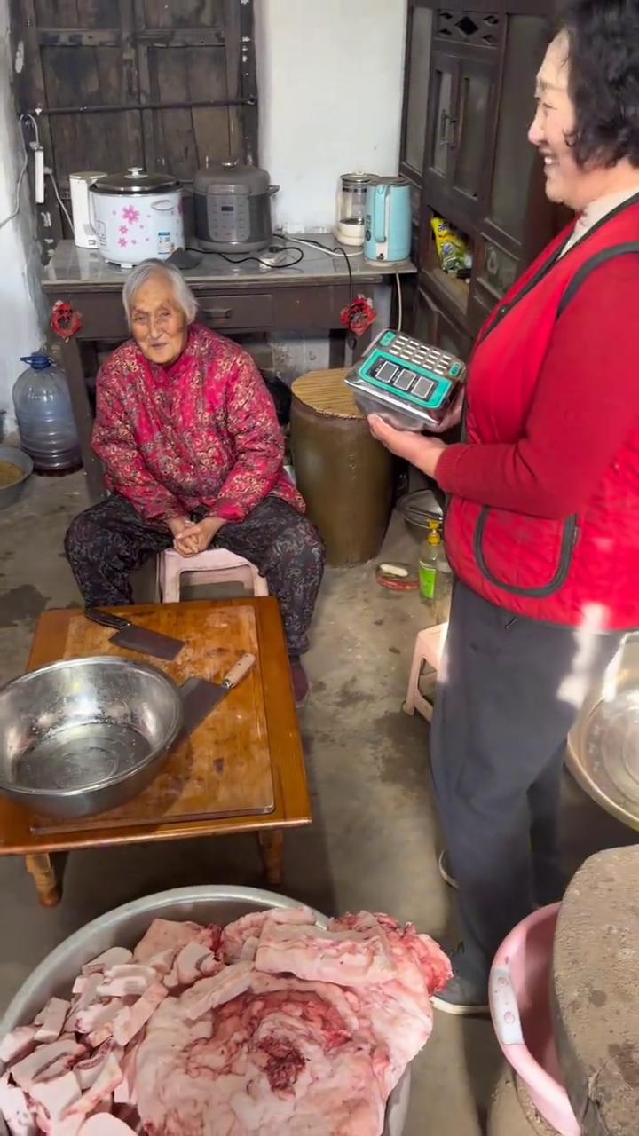 肥肉不多，这点就是品种不一样，这一年品种二百多斤，出去费用的比他们多。看这满满一