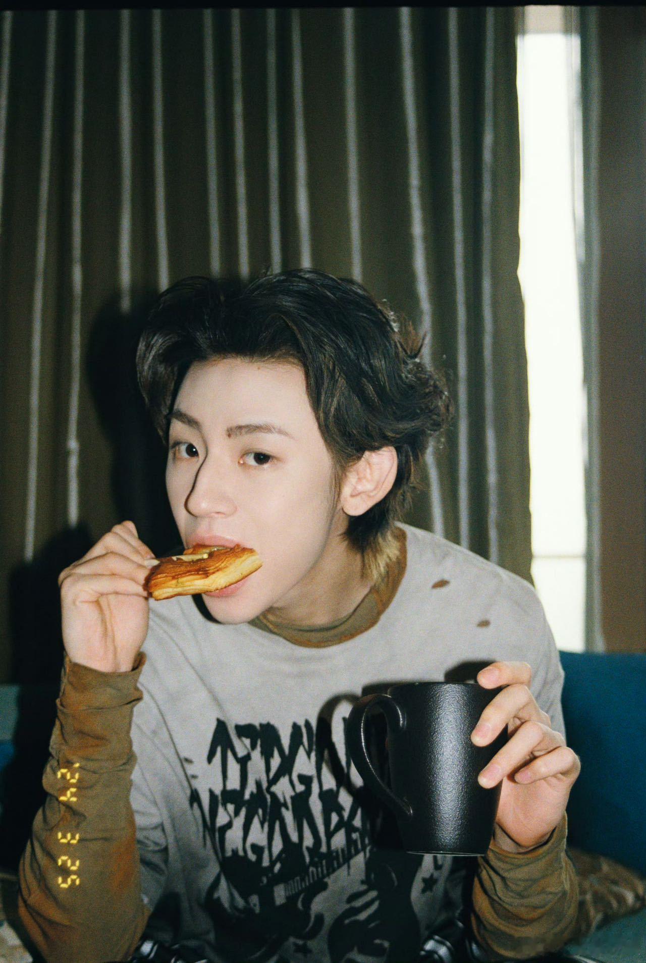 #小鬼出新歌的速度#小鬼的新歌来啦，这封面真的好酷呀，有一说一，小鬼的粉丝吃的也