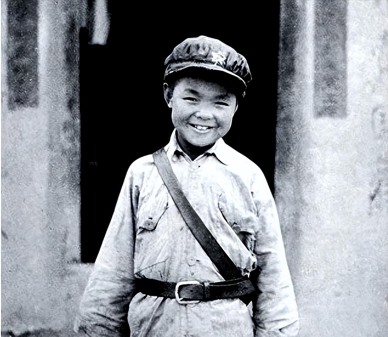 长征路上的最小红军向轩：7岁参军，9岁走长征，1955年时被授予了什么军衔？[凝