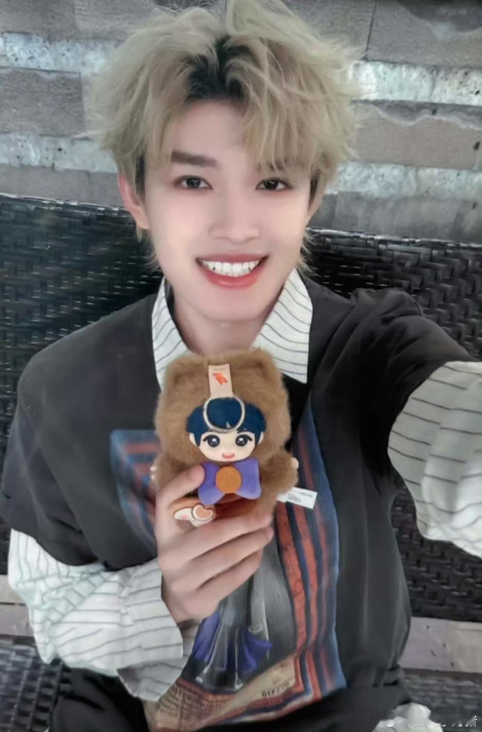 买点颜料吧这个娃娃头发染成金色 