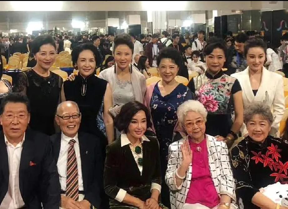 11位老艺术家同框：我只认出了辛明、张勇手、刘晓庆、田华、陶玉玲；岳红、宋晓英、