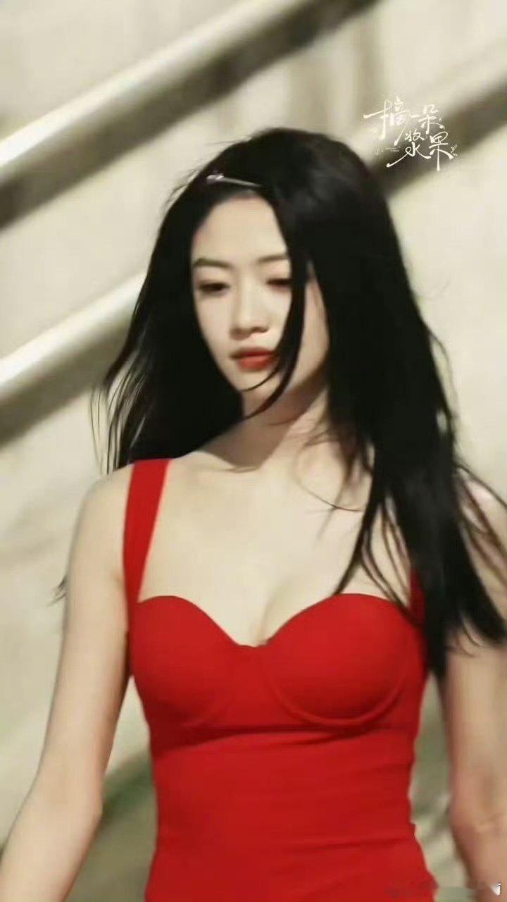 向涵之大露背选对风格真的很重要，你们看看呢！ 