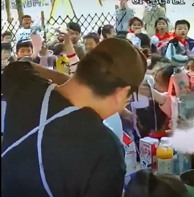 宿迁这位老板的做法感动了全网！
 一群小学生春游徒步渴到口干舌燥，领队去小店里借