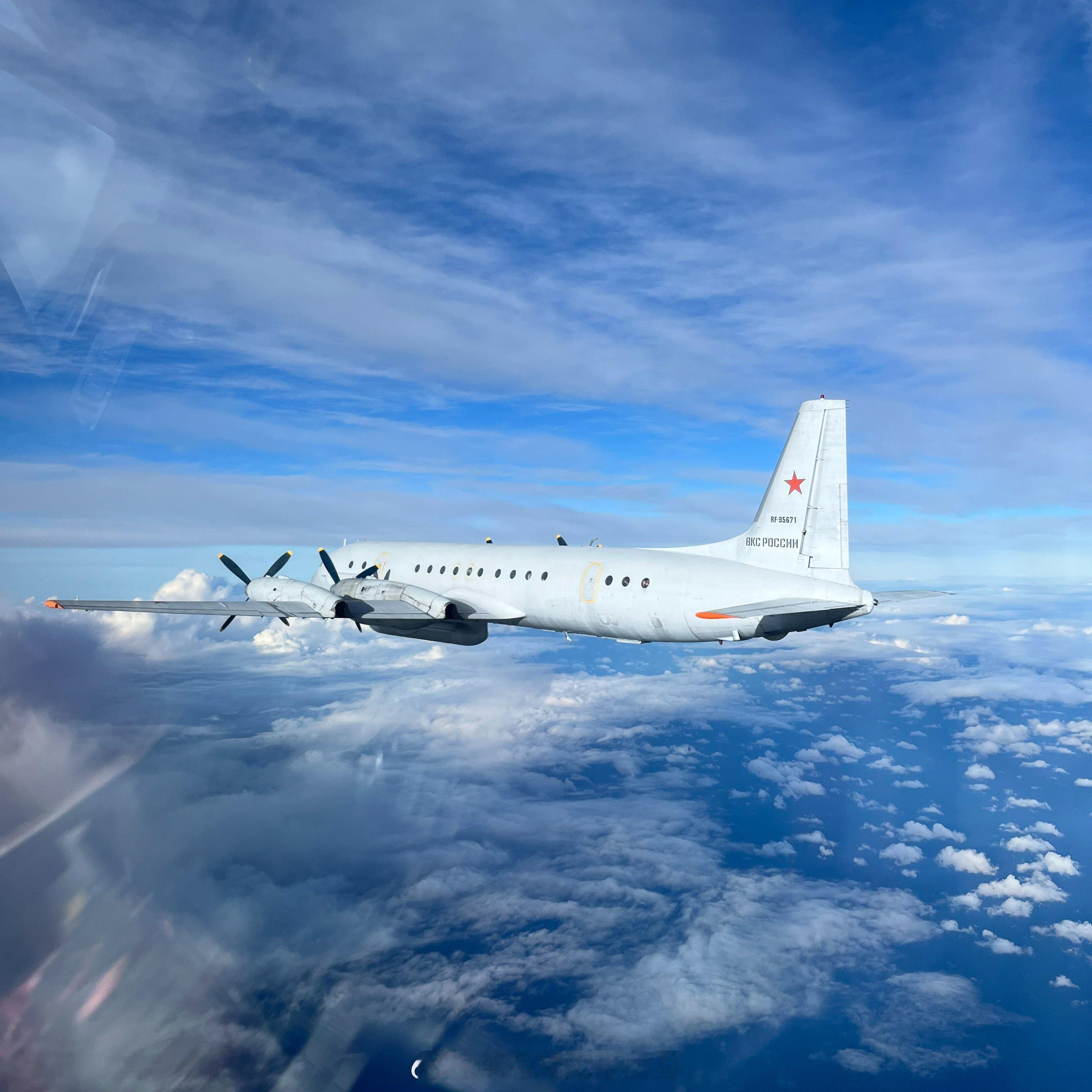俄空天军的IL-20电子侦察机在国际空域被波兰空军MiG-29战斗机拦截伴飞，不