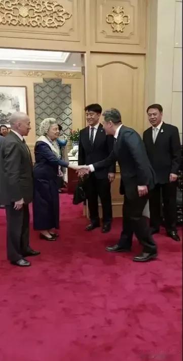 这是几位作者贴的西哈莫尼国王离开东交民巷15号大宅的相片。
西哈莫尼国王已经受到