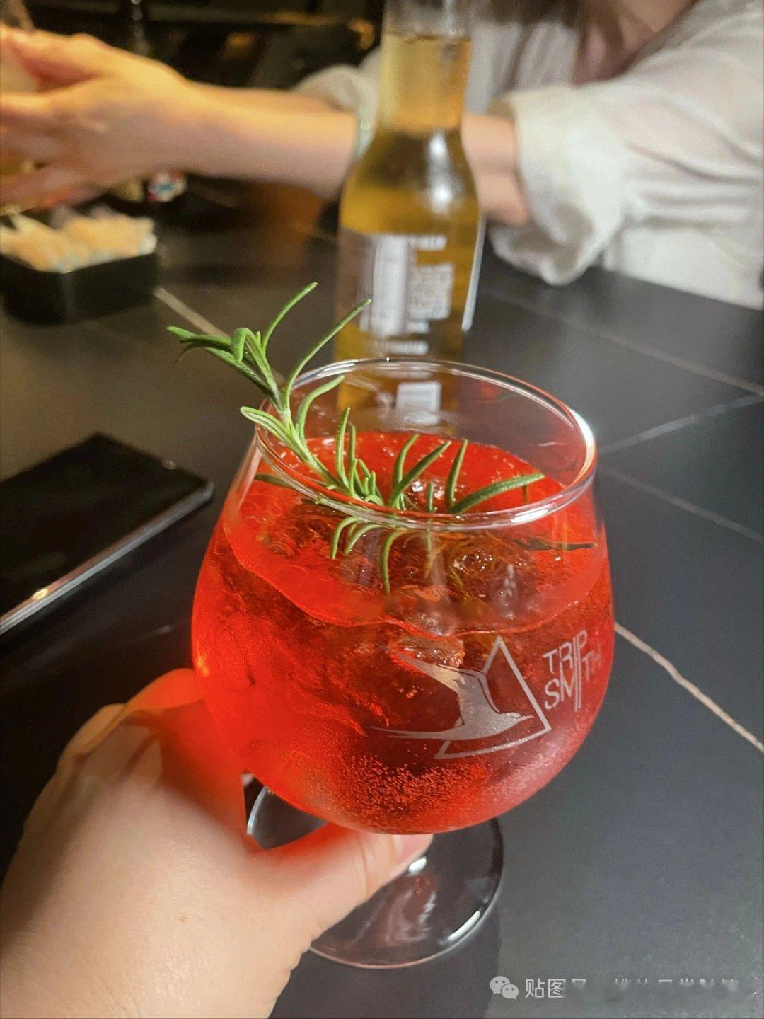 生活手记酒宴已过半席，杯盏残光摇曳，酒入喉间，翻涌着心底万千心事。推杯换盏之间，