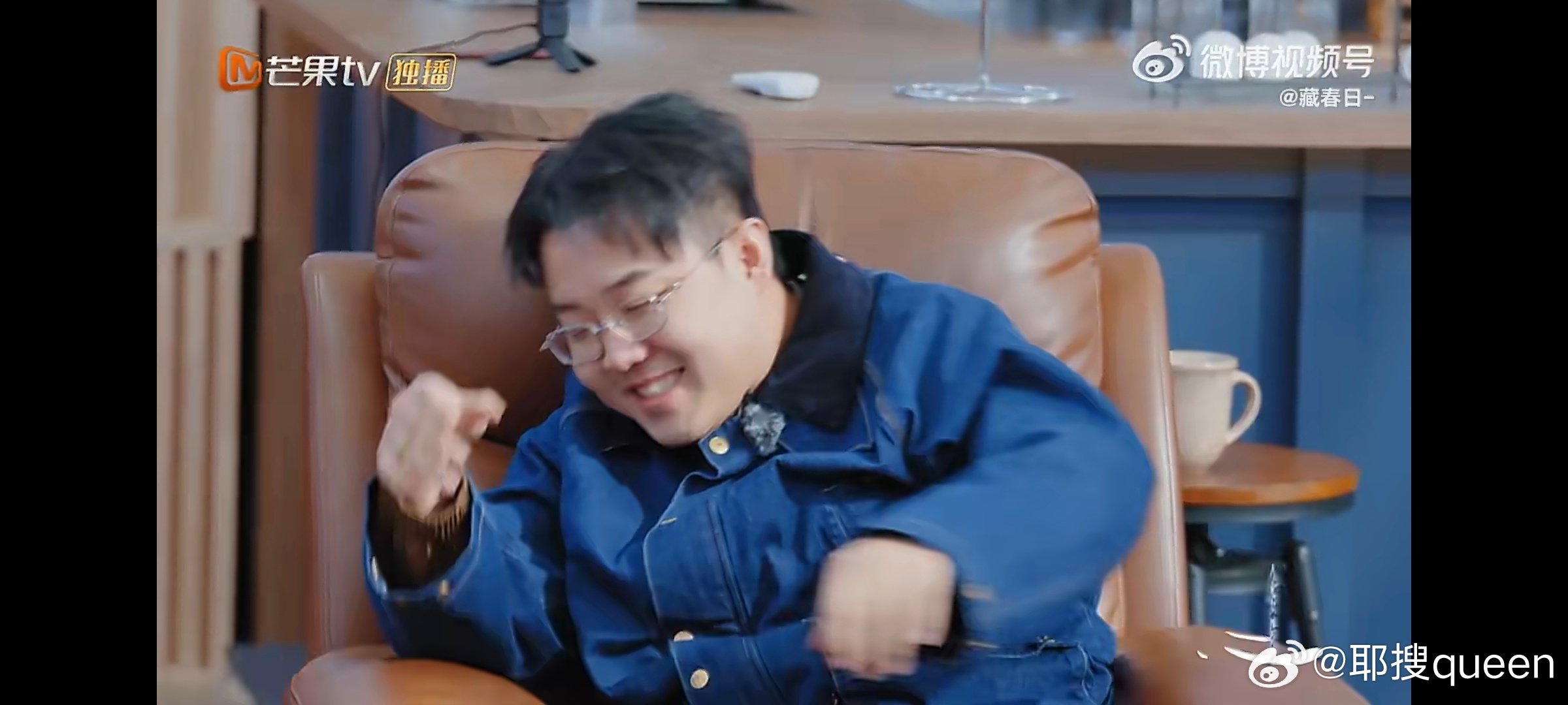 群像的魅力在再就业和喜人之间绽放吕严一拉琴，王铮亮立刻上前帮忙，还温柔鼓励他大胆