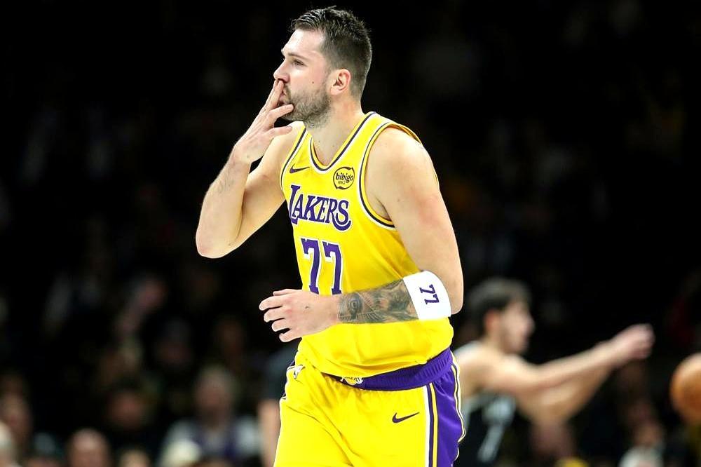 湖人输老鹰20分？真相是东契奇带队狂胜32分。
 
老板珍妮·巴斯对着镜头宣布：