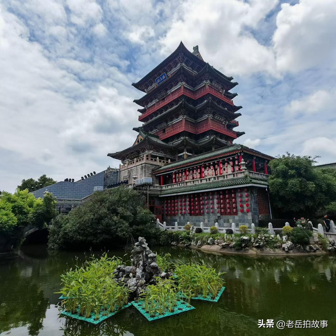 这是因唐代诗人王勃的一篇文章而名垂青史的地方，其中的“落霞与孤鹜齐飞，秋水共长天
