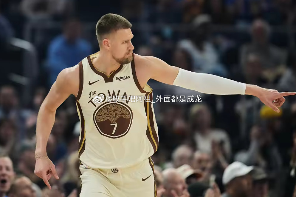 今日进行的NBA常规赛，勇士客场挑战掘金。双方目前半场战罢，勇士暂以53-46反