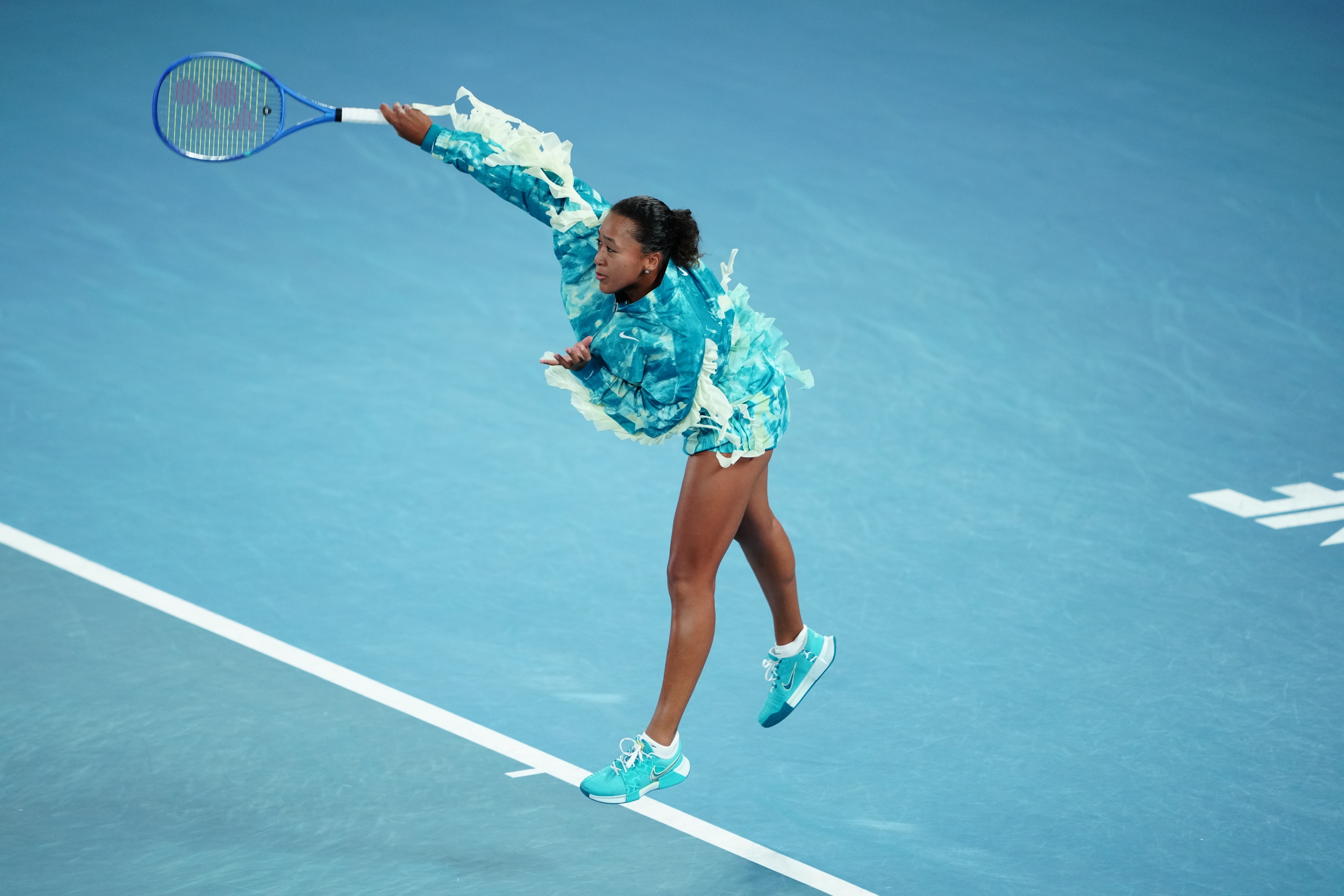 这很澳网 身穿华服的大坂直美决胜盘末段连下三局，6-3/3-6/6-4战胜鲁季奇