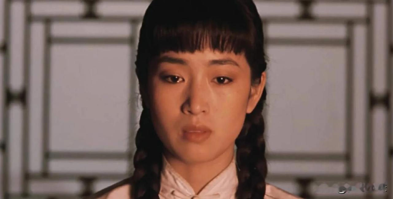 民国时期，19岁的女大学生，父亲去世，被继母卖给53岁的陈老爷，做四姨太。女学生