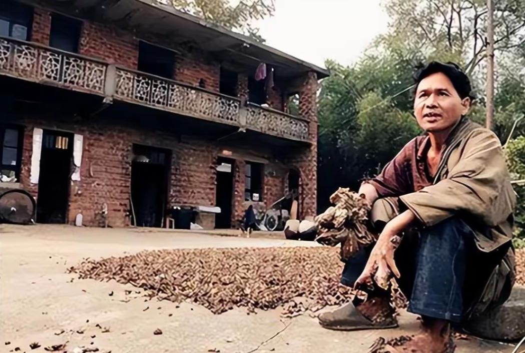 1992年一天深夜，湖南小伙刘忠文突然被痛醒！他连忙起身并打开灯查看，不料，眼前