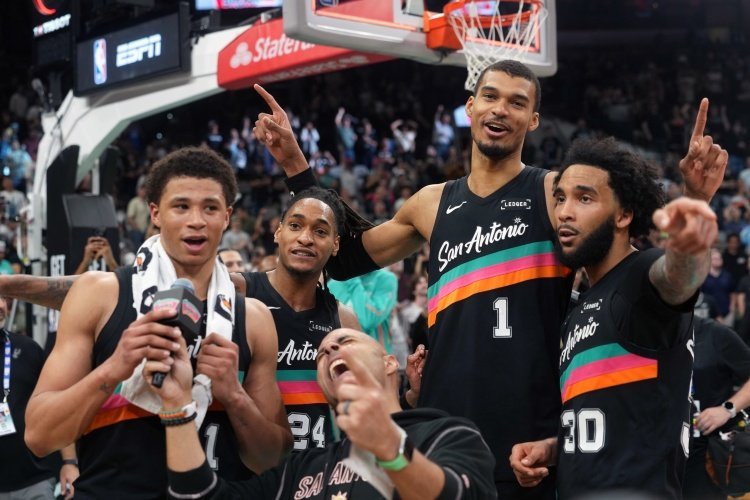 过去16场比赛，马刺赢下15场。期间防守效率联盟第一，进攻效率联盟第三！火箭vs