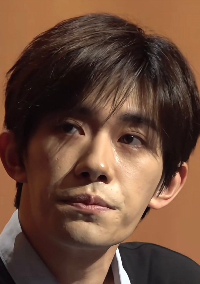 易烊千玺显疲惫，才24岁像44岁似的感觉易烊千玺太累了，才24岁像44岁似的，一