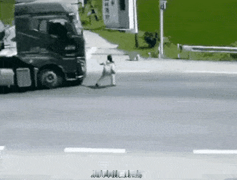 这个女子没有一点安全意识，过马路不管不顾的，这是极其危险的，画面中显示的这一幕，