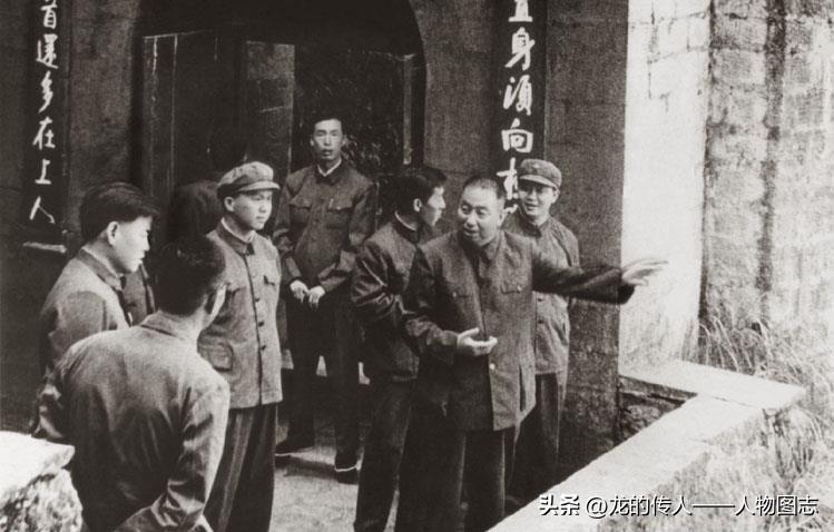 1975年7月，华国锋在云南西山三清阁参观(身后着军装为曹万贵)。