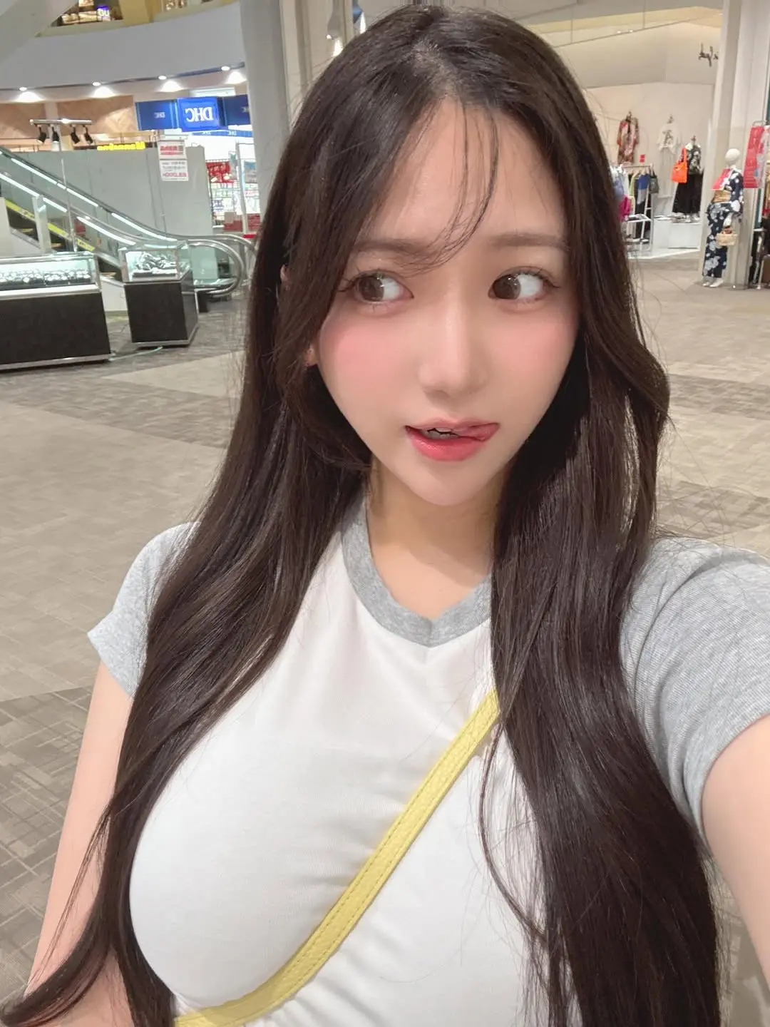 当地的购物中心🌱 买了很多衣服，笑