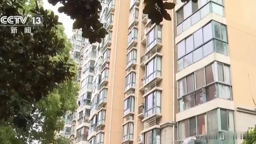 来钱太快了！男子搭乘顺风车时结识了二婚女子，相识不久两人就闪婚。为了表达爱意，男