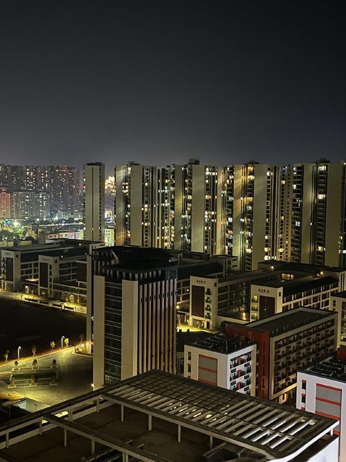 著名经济学家一针见血的说：
中国消费拉不起来的根本原因，不是老百姓不花钱，是普通