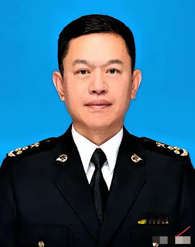 69年出生、博士学历，
还熬到大连海关正厅级关长，
半辈子拼来的身份、权力和财富